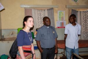 Daria visits the mission hospital together with the PMS director in Malawi, Father Peter Madeya