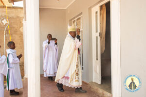 Bishop-Mwakhwawa-blessing-priests-house