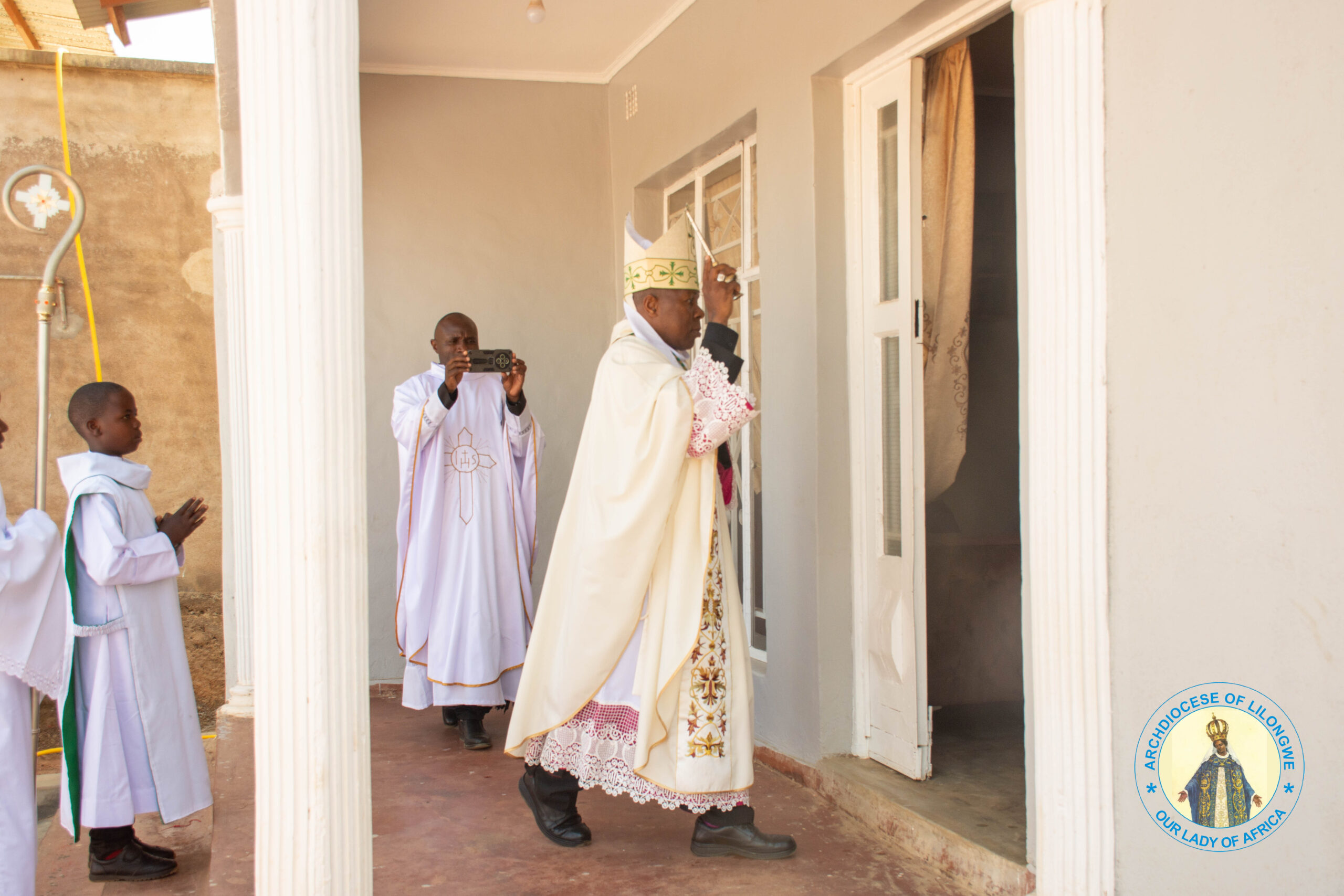 Bishop-Mwakhwawa-blessing-priests-house