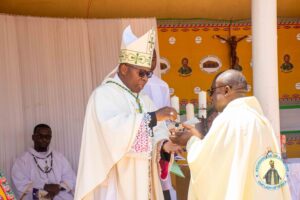 Bishop-Mwakhwawa-handing-over-tabanacal-keys-to-the-parish-priest-Fr-Philp