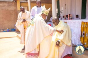 Bishop-Mwakhwawa-installing-Fr-philp-as-a-new-Parish-Priest